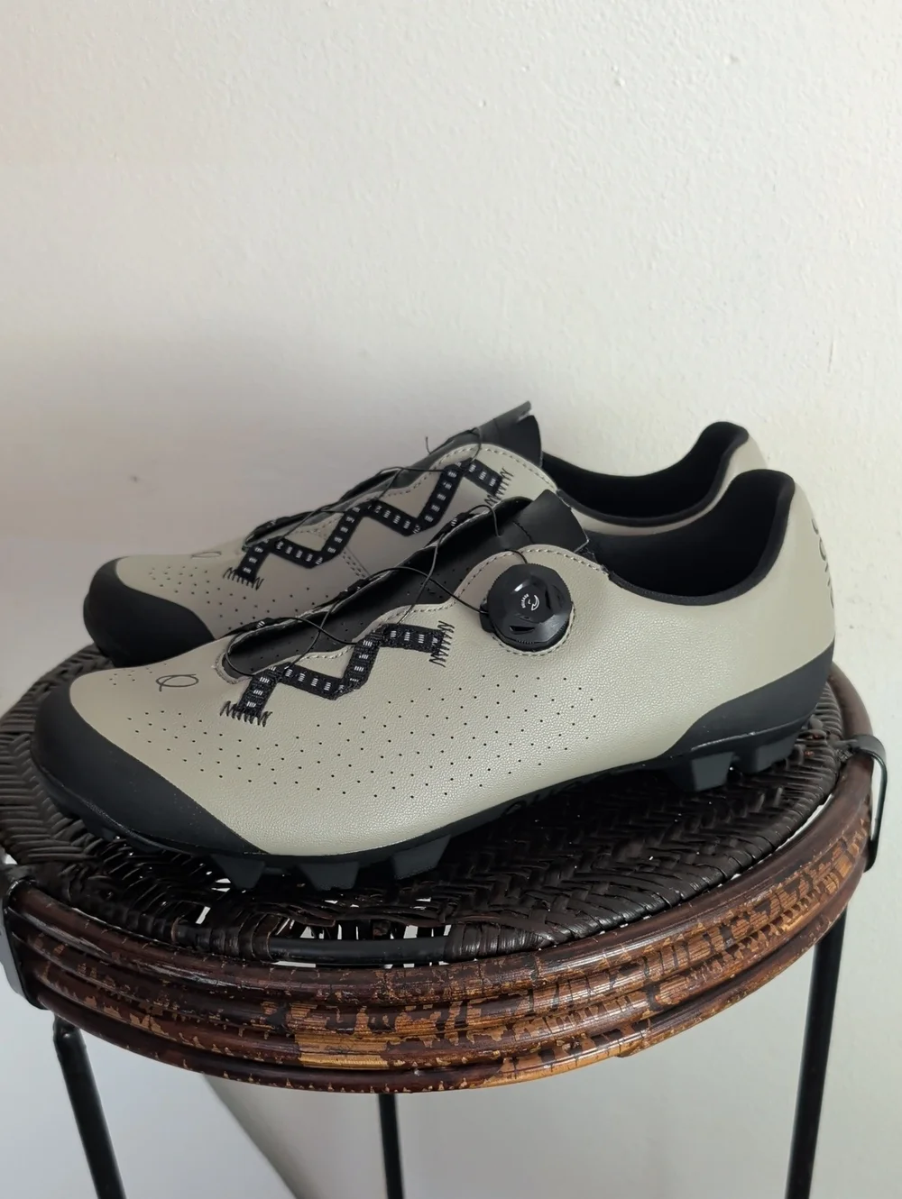 QUOC Escape Off-Road Cycling Shoes Left Shoe Sz 45 Right Shoe Size 44